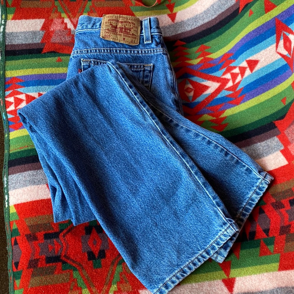 Vintage Levi’s 505 regular fit Jeans in great pre-loved condition. Size 6 long.